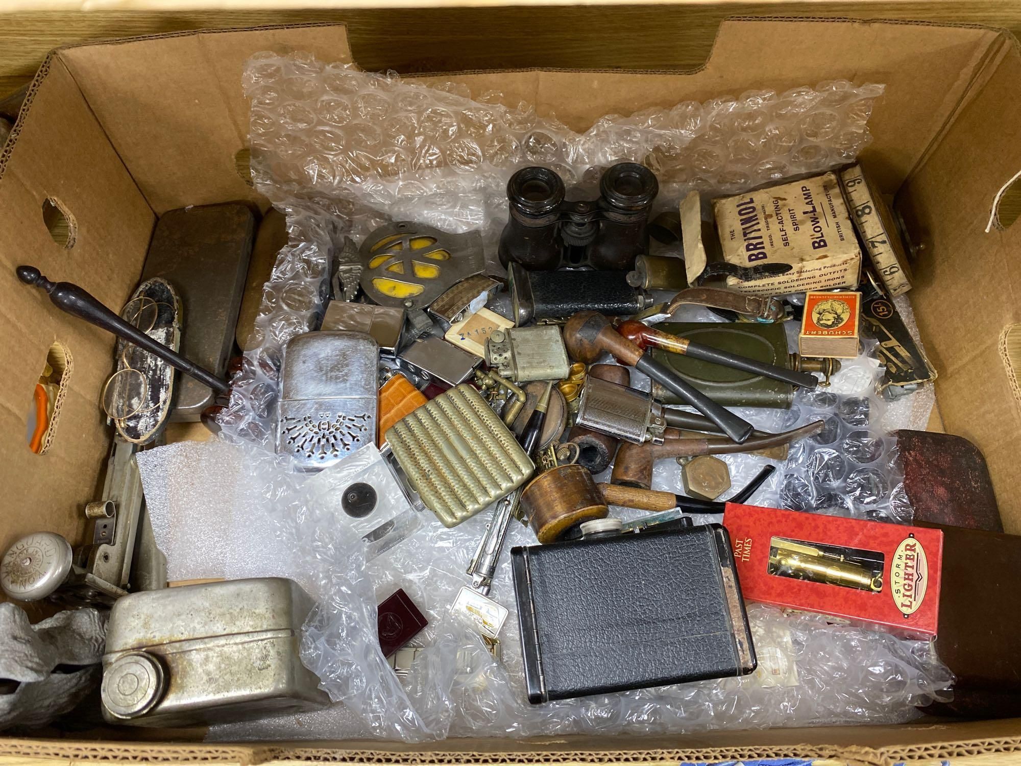 A quantity of miscellaneous collectables